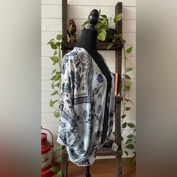 Kimchi Blue: 100% Rayon Blue Floral Mix Pattern Cardigan - Picture 13 of 17